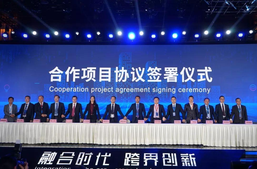 川南区域中心总经理张志东作为绿地西南代表进行项目签约