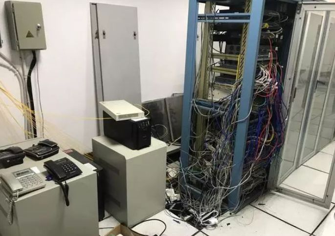 没有维护好的机房是什么样