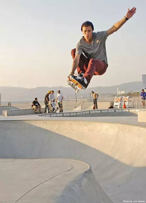 q他玩滑板十分出色,从很多小动图和图片都能看出他娴熟的滑板技巧