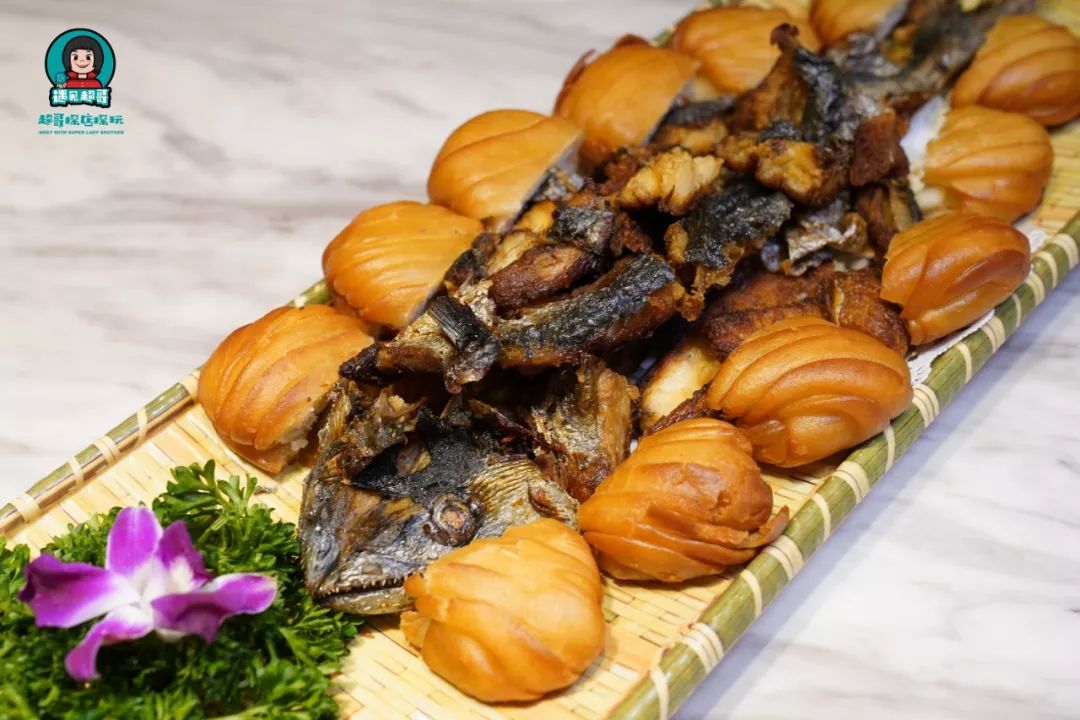 超哥探店免单5000份鲅鱼饺子免费吃胶东菜本地小海鲜馋了一座城