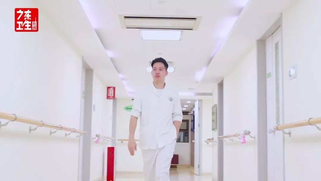 【暖医·1949-2019】帅气男护士竟被"嫌弃",转发助他们脱单!