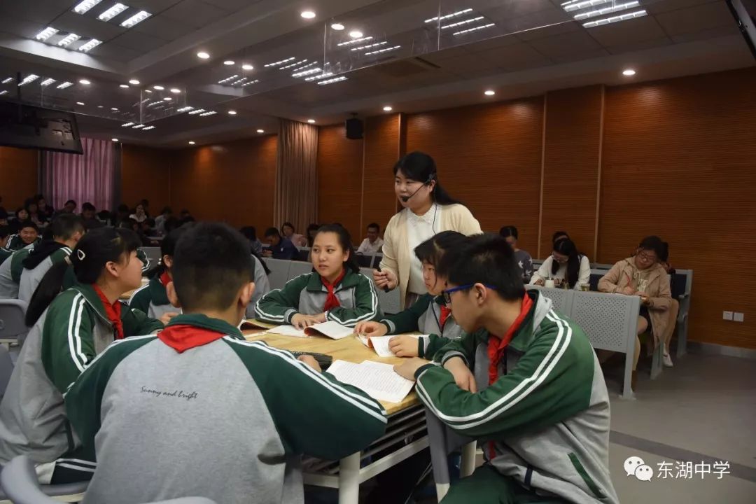 1嘉善四中的夏凤艳老师以鸦片战争时期中英舰船的对比激活课堂,从屈辱