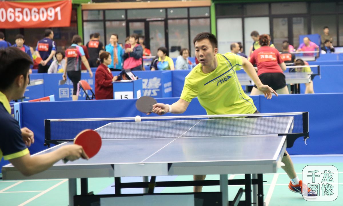 2019中国乒乓球协会会员联赛北京站开幕世界冠军牛剑锋为比赛开球