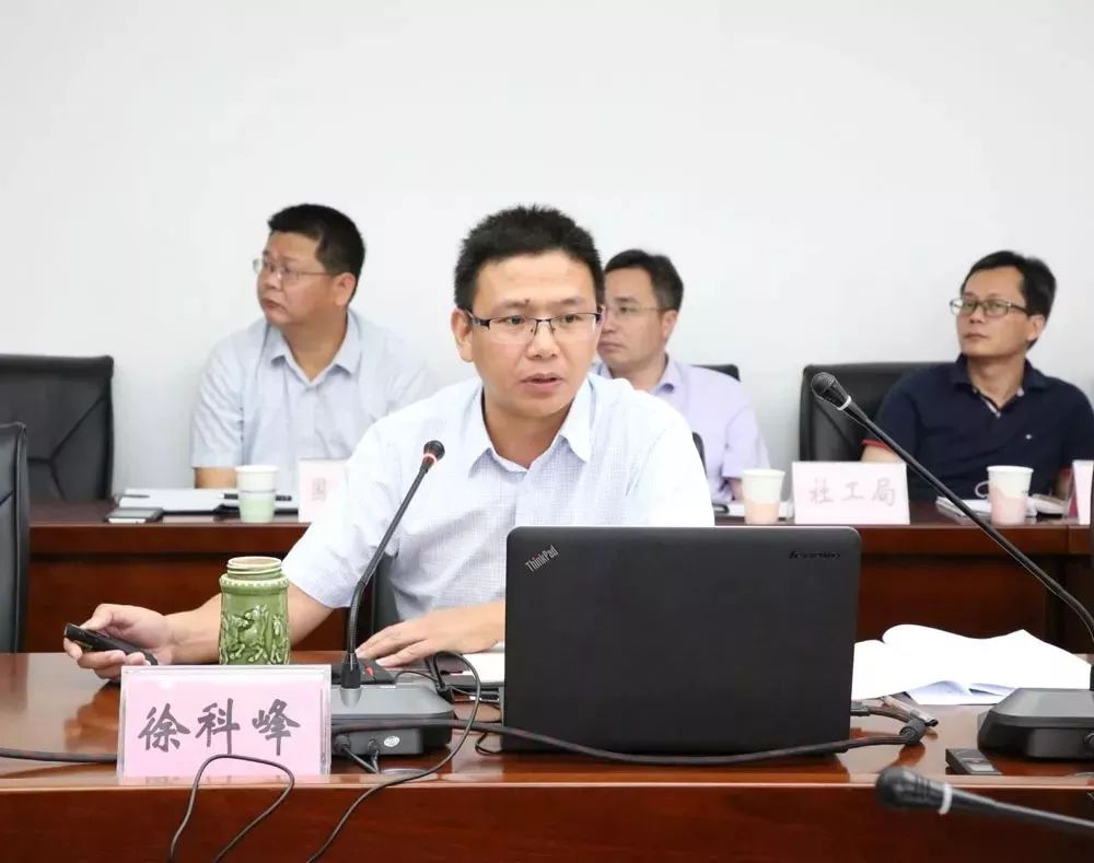 徐科峰作汇报徐科峰向巡查组汇报了开发区高度重视危险化学品安全生产