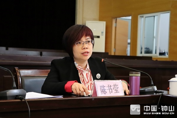 图为县长陈书莹在会上作讲话