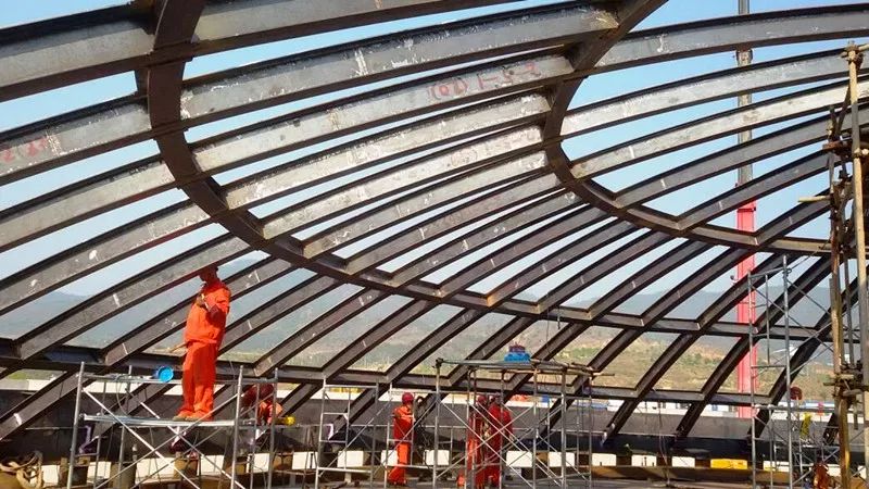 图为罐顶施工场景该储罐由低温钢外罐和不锈钢内罐两个罐体以"套娃"