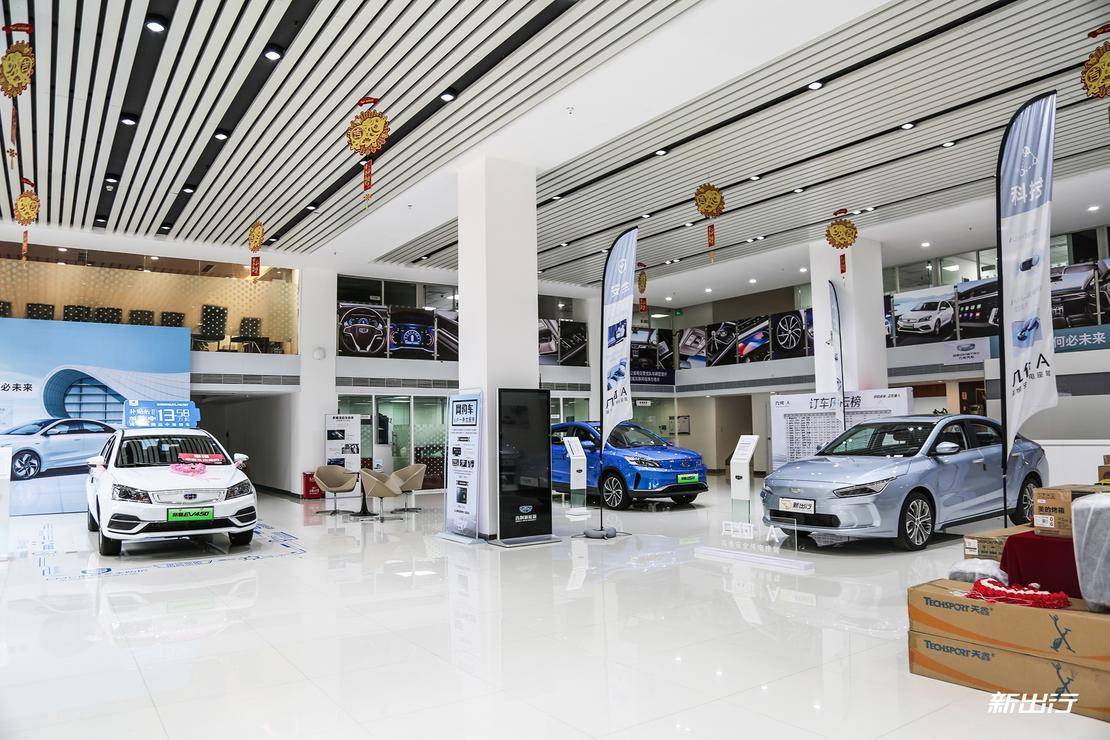 几何 a 妥妥的占据 c 位进入展厅可以看到整个展厅比较空旷,店内摆放