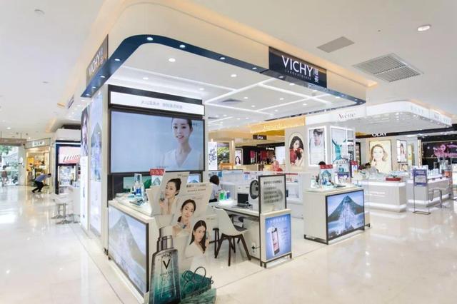 67薇姿 专柜门口-护肤讲堂-*赠送小样套装67欧莱雅 专柜门口-彩妆