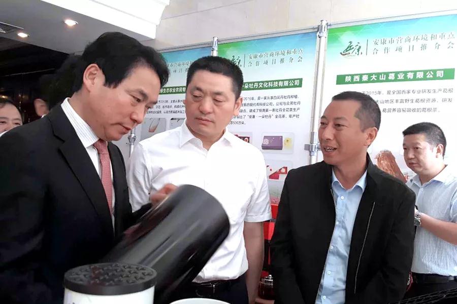 市长赵俊民在县长陈红星,副县长王燊的陪同下,在旬阳县名优产品展台前