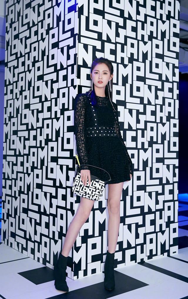 陈钰琪亮相品牌活动,一身黑色系穿搭靓丽时尚