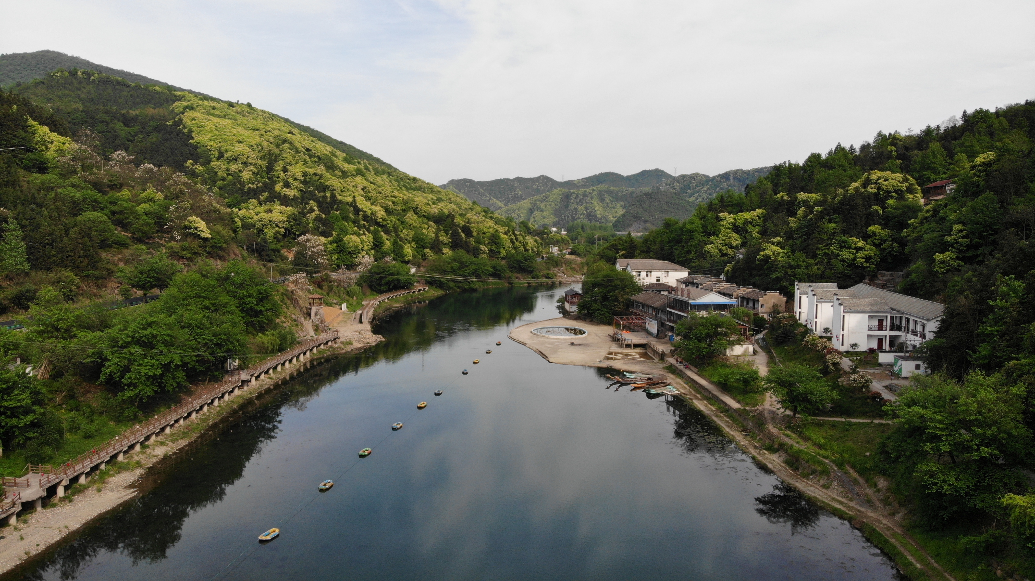 驚險又刺激,打卡安徽石臺秋浦河7d特效玻璃橋