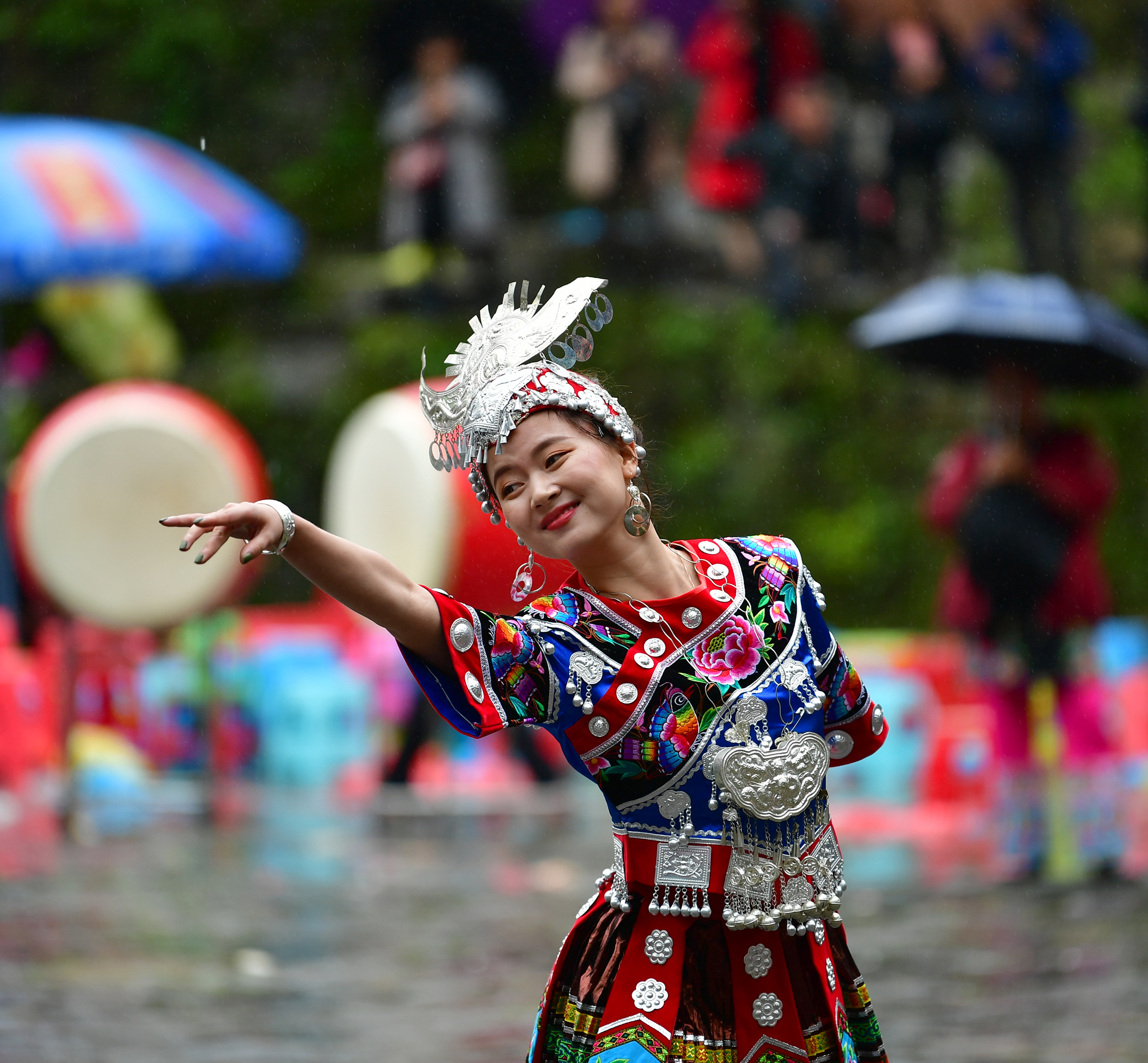 5月12日,湖南省湘西土家族苗族自治州凤凰县山江镇苗族同胞准备参加