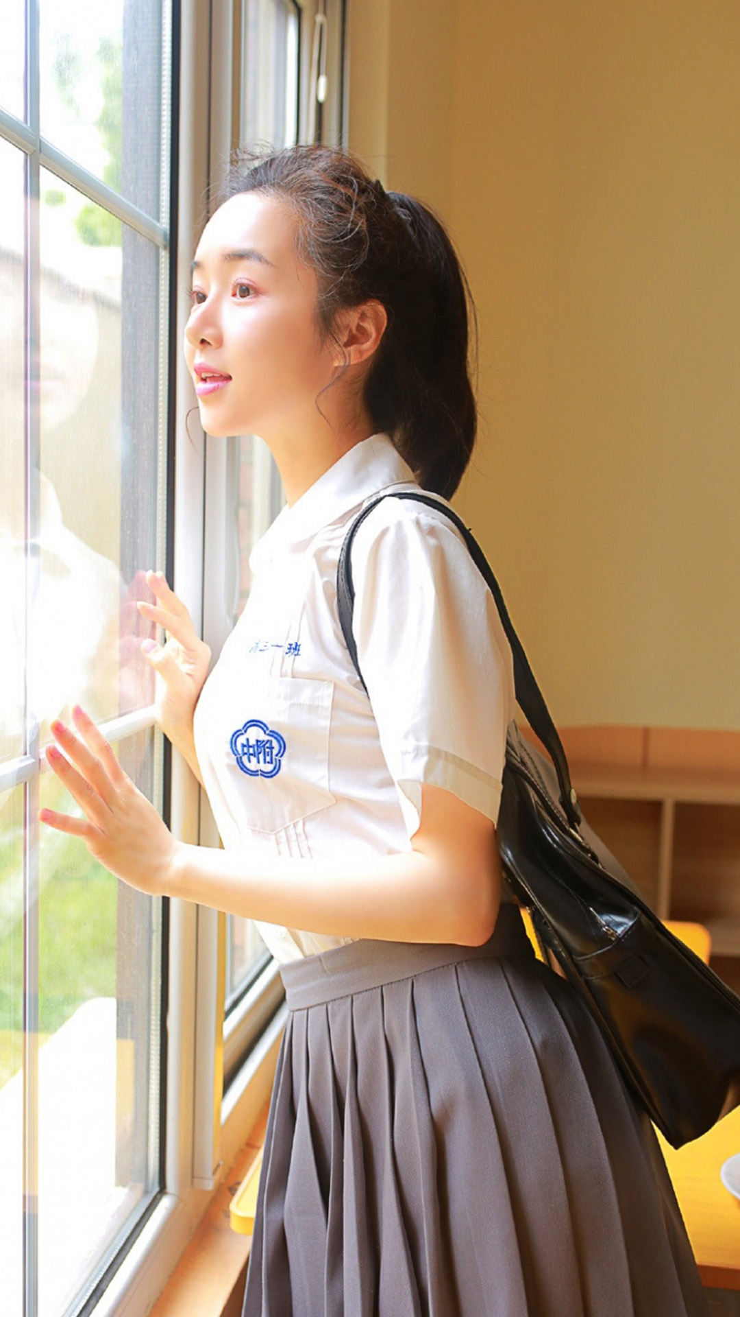 清纯美女学生制服短裙迷人写真手机壁纸