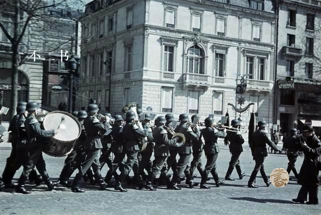 老照片二战法国投降德军在巴黎阅兵这些色彩见证恶魔的模样