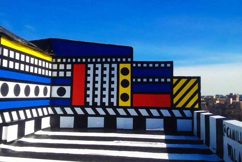 艺术家将孟菲斯的色彩运用到壁画中,加入简单的点,线,面元素,与高饱和