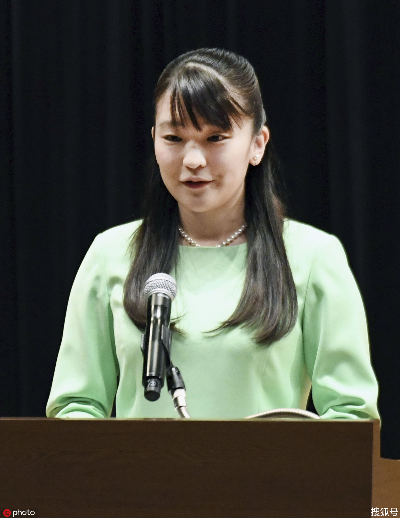 日本真子公主替母出席颁奖活动仪态大方气场足