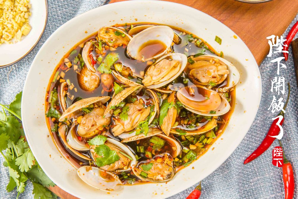 所以今天包子就做了一盘「捞汁花蛤」,比爆炒花甲少了丝辣劲,但是酱汁