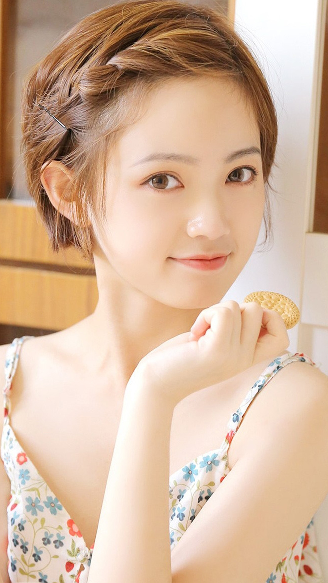 短发美女养眼淑女裙私房写真手机壁纸