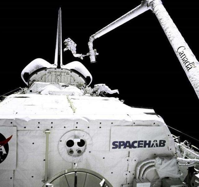 我们展示太空机械臂明明为了建造空间站,西方咋说是太空战装备?