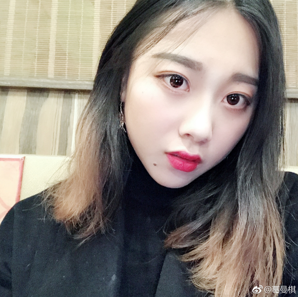 却因肚皮上纹身饱受非议!_葛曼棋