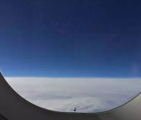 猜你不知道 | 飞机机窗上的小孔是干嘛的?