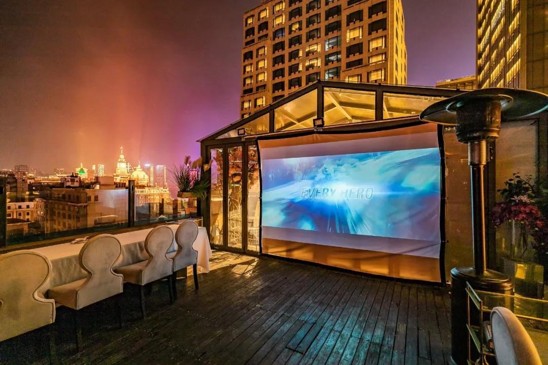 露天屏幕,很难得有这么一个地方,在魔都也可以放慢脚步,感受天台电影