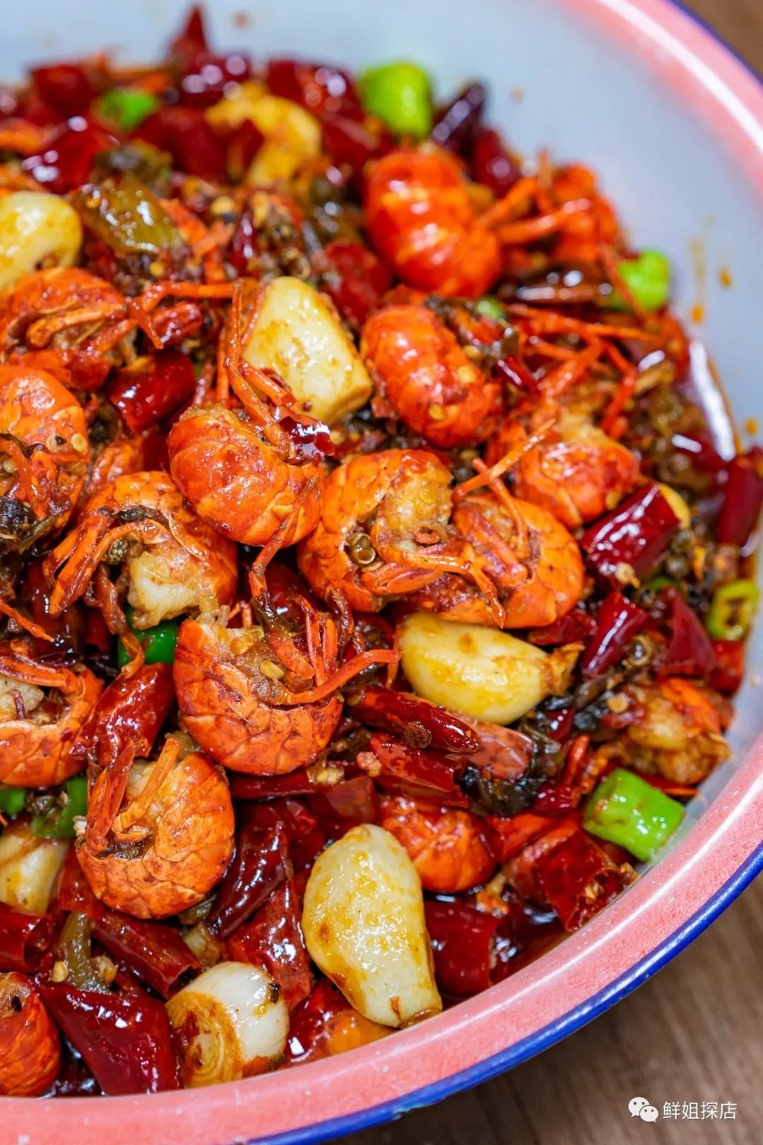 麻辣盆盆虾辣味中带出酸甜的滋味,更显小龙虾的鲜甜,足以打开吃货所有