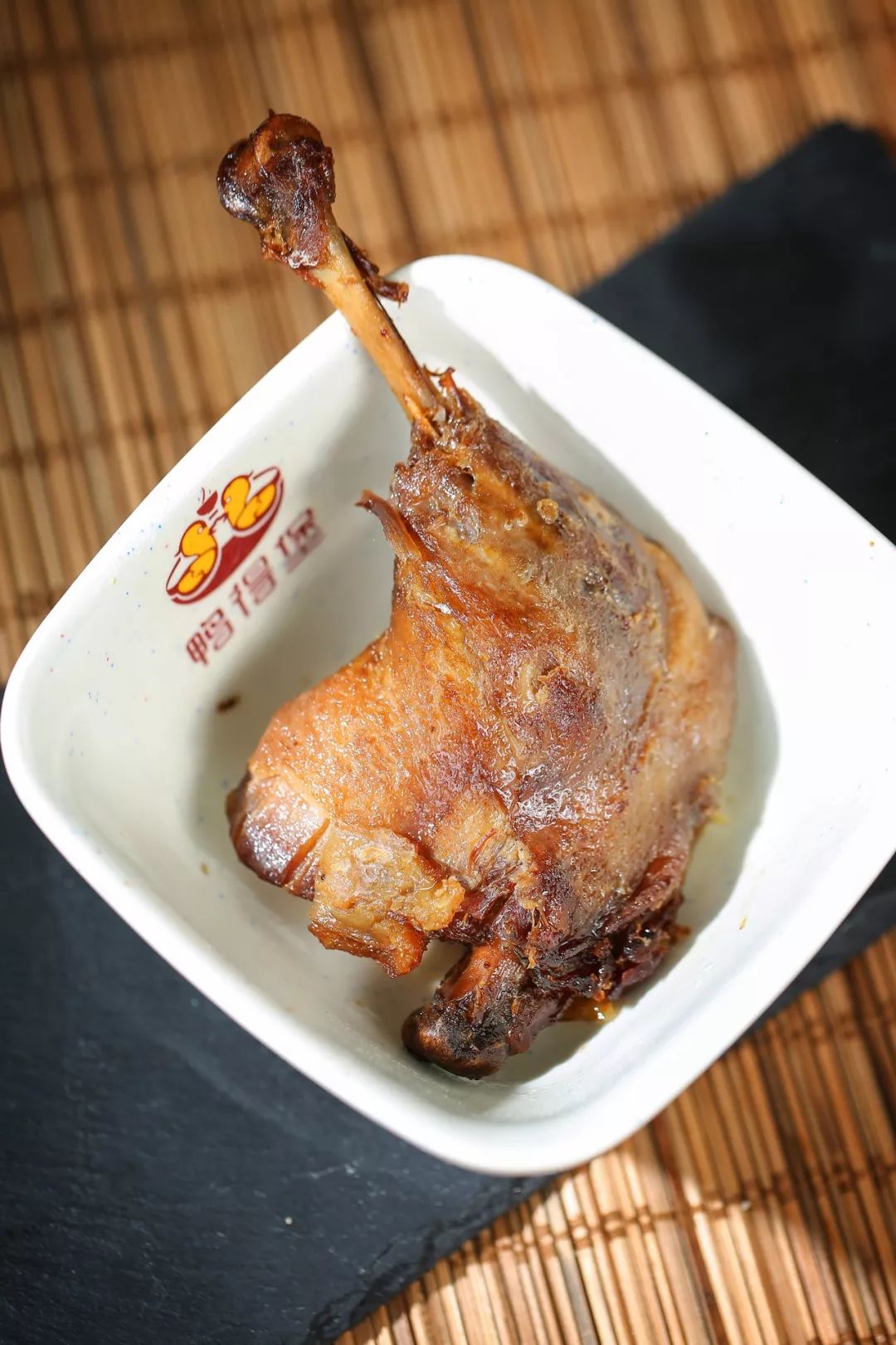 这香喷喷的香酥鸭腿着实超出了我的预料,品相上不比咱们油烫鸭来得鲜