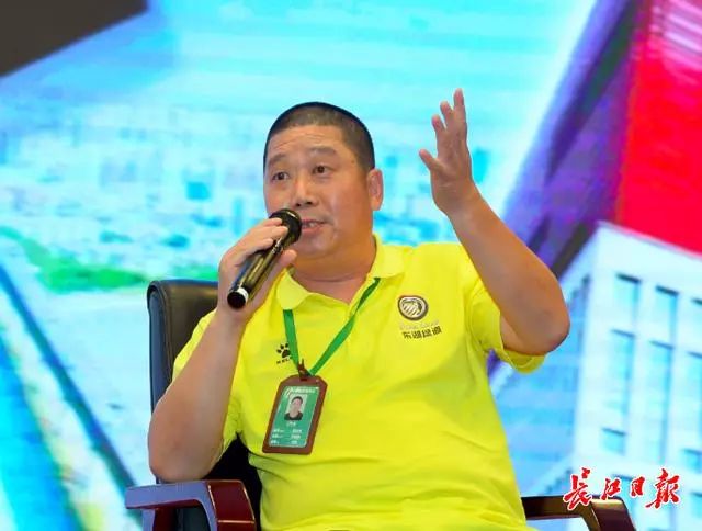 国兴公司的哥曹友胜从业7年,听完魏汉奎在日常服务中的一些事例后