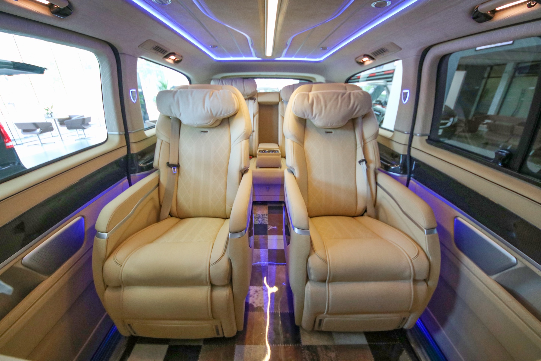 进口奔驰罗伦士vs560l商务车将设计进化为艺术