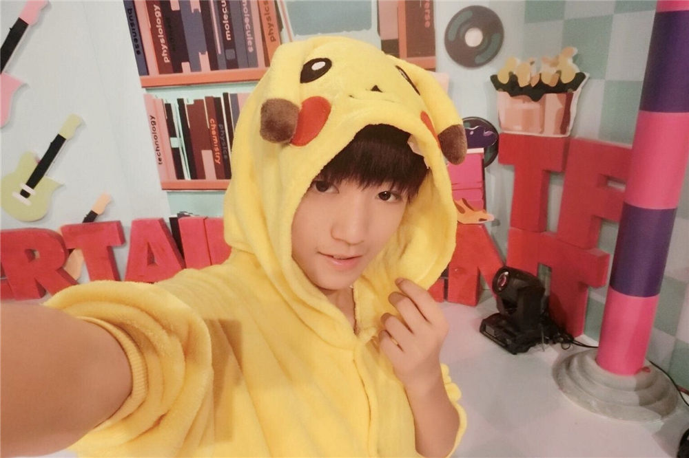 众星演绎皮卡丘单品,热巴甜美唐嫣酷帅,杨紫搭出焕然一新的感觉