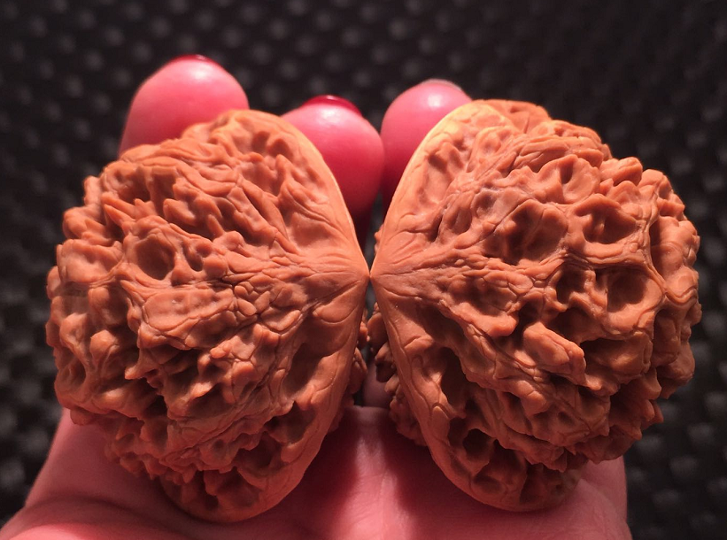 文玩核桃经过长期盘玩亮里透红晶莹剔透胜似玛瑙的艺术珍品