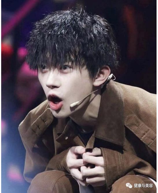 2019流行渣男锡纸烫!张艺兴的头发要烫几分熟?