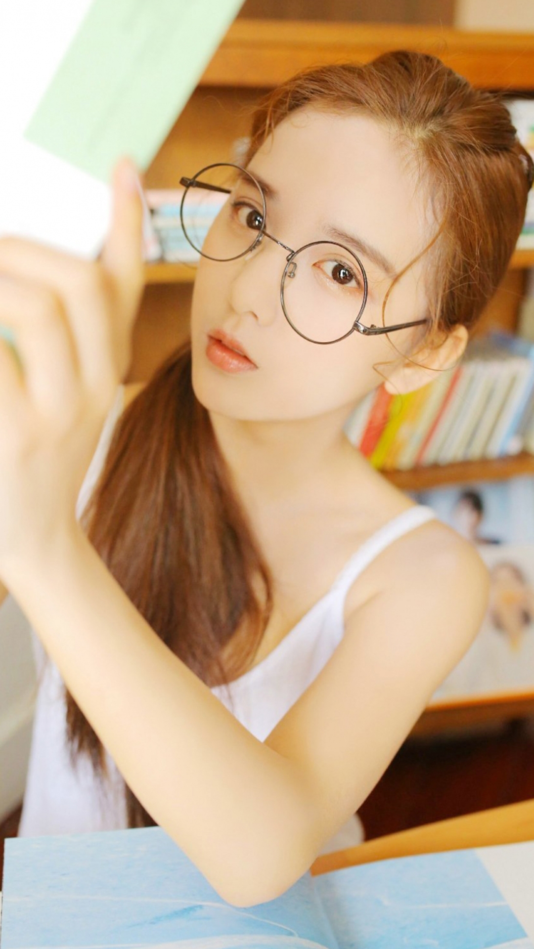 文艺眼镜美少女图书馆写真图片手机壁纸