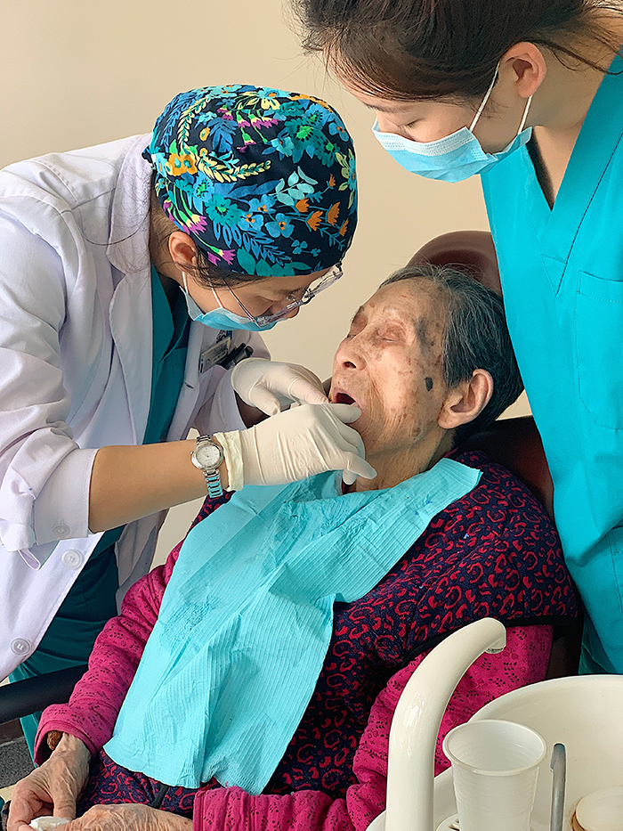 93岁高龄老人来新疆丝路合和口腔做全口吸附性义齿