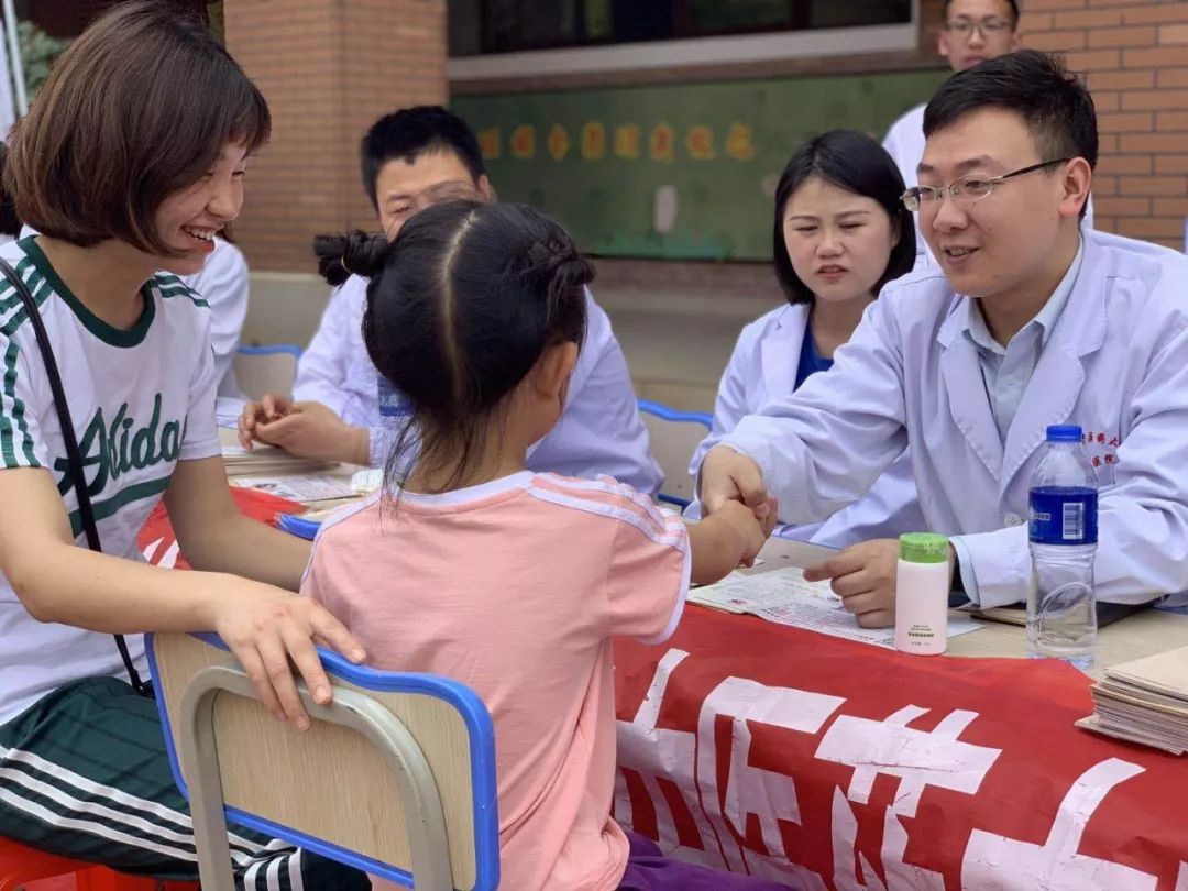 江西省中医院儿科儿童骨科内科专家在江西师范大学附属湾里实验小学