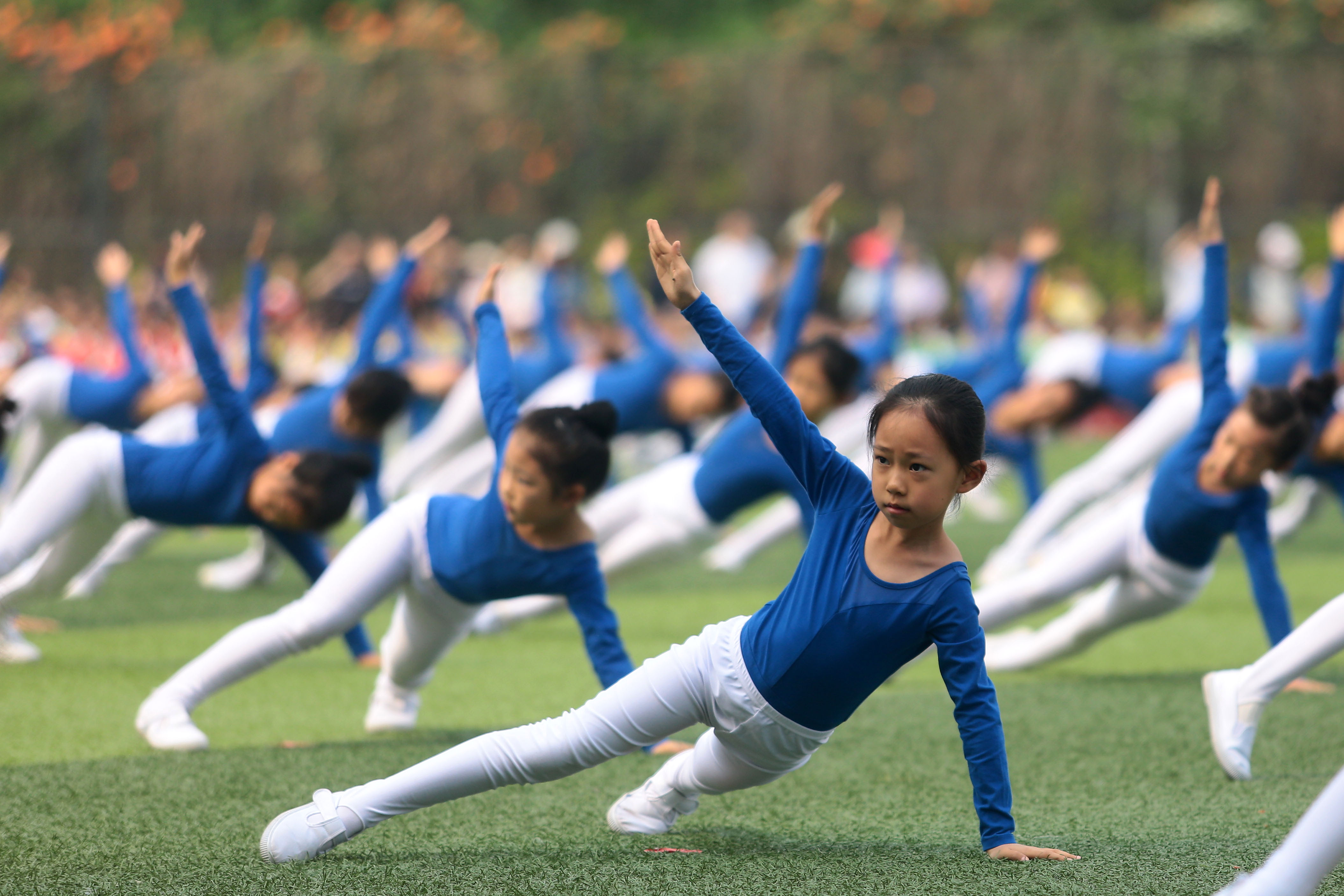 5月12日,天津市和平区岳阳道小学学生在运动会上展示体操基本功