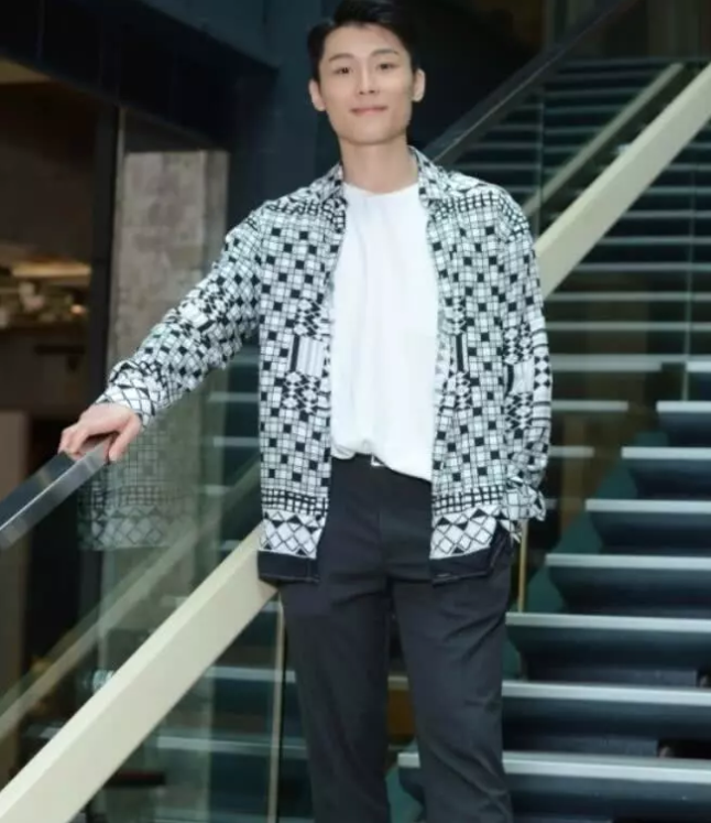 照片中,48岁的姜坤与两儿子坐在一起笑容灿烂,三人看着好似姐弟,画面