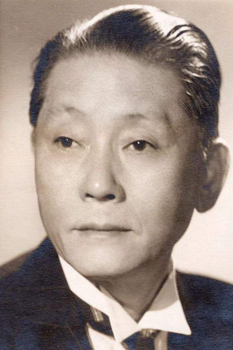 他堪称所有国军将领的老师,要不来军费,他召集学生朝自己开枪