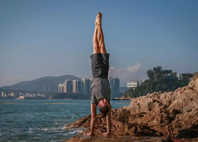 瑜伽男人一反常态单手支撑秀肌肉真的很有男性魅力