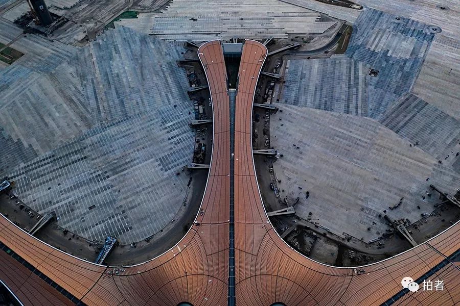 1月20日,航拍施工中的北京大兴国际机场航站楼廊桥.