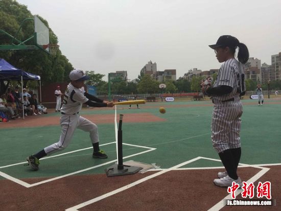 南京市软式棒垒球比赛举行 600名运动员参赛