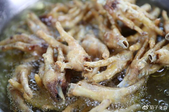 这道下酒菜,富含胶原蛋白,好吃的手指都舔干净_鸡爪