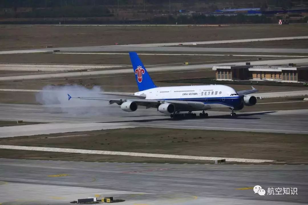 今日上午9時29分,一架南方航空公司空客a380飛機平穩降落在北京大興