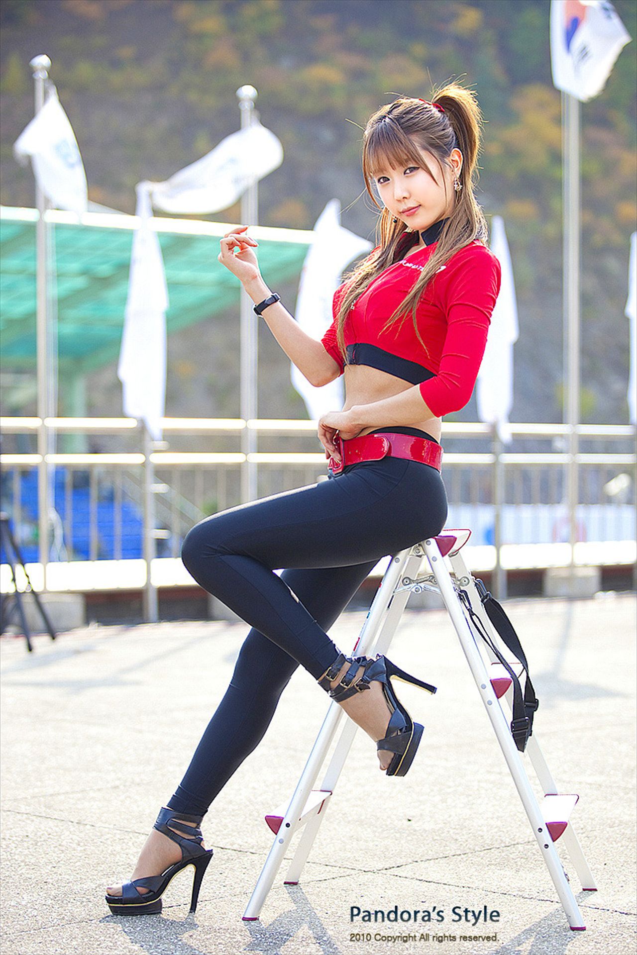 【观美女】高端大气的高跟运动装露脐活力赛车美女