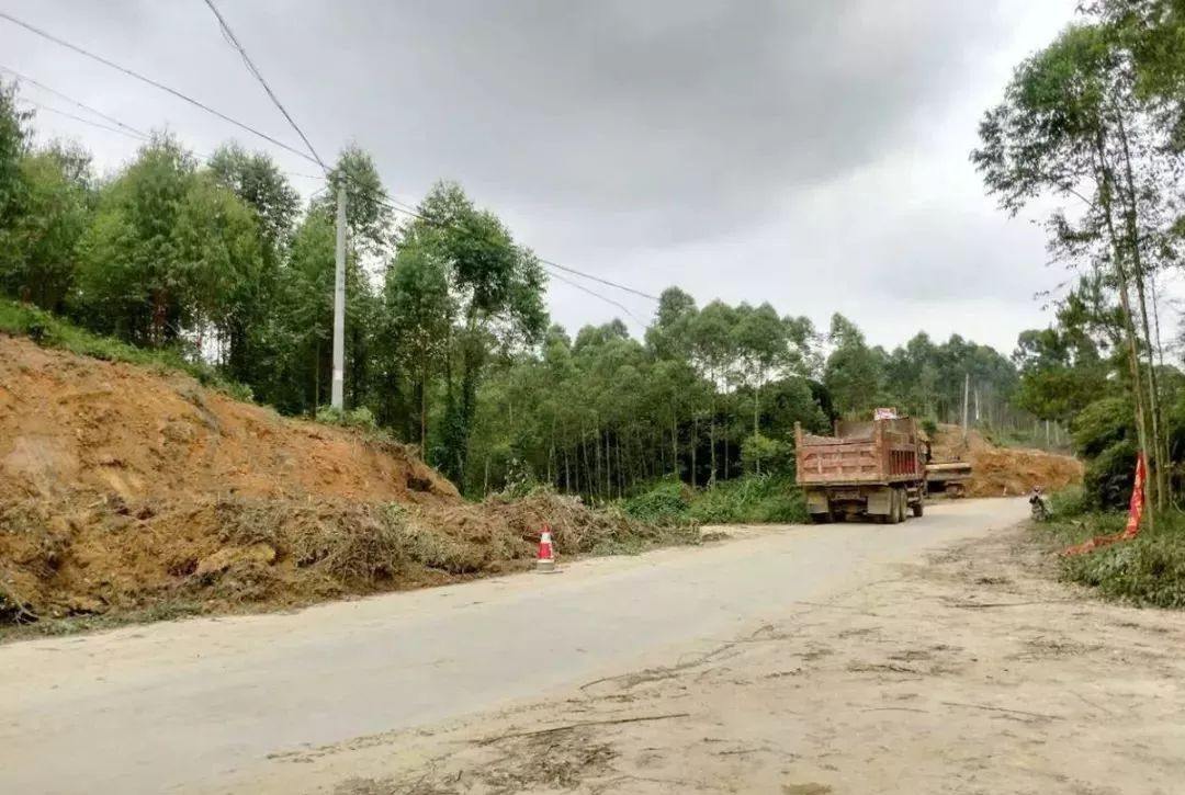 陆川清湖至浦北石埇二级公路紧密施工中,起于清湖,连接良田多次村庄.