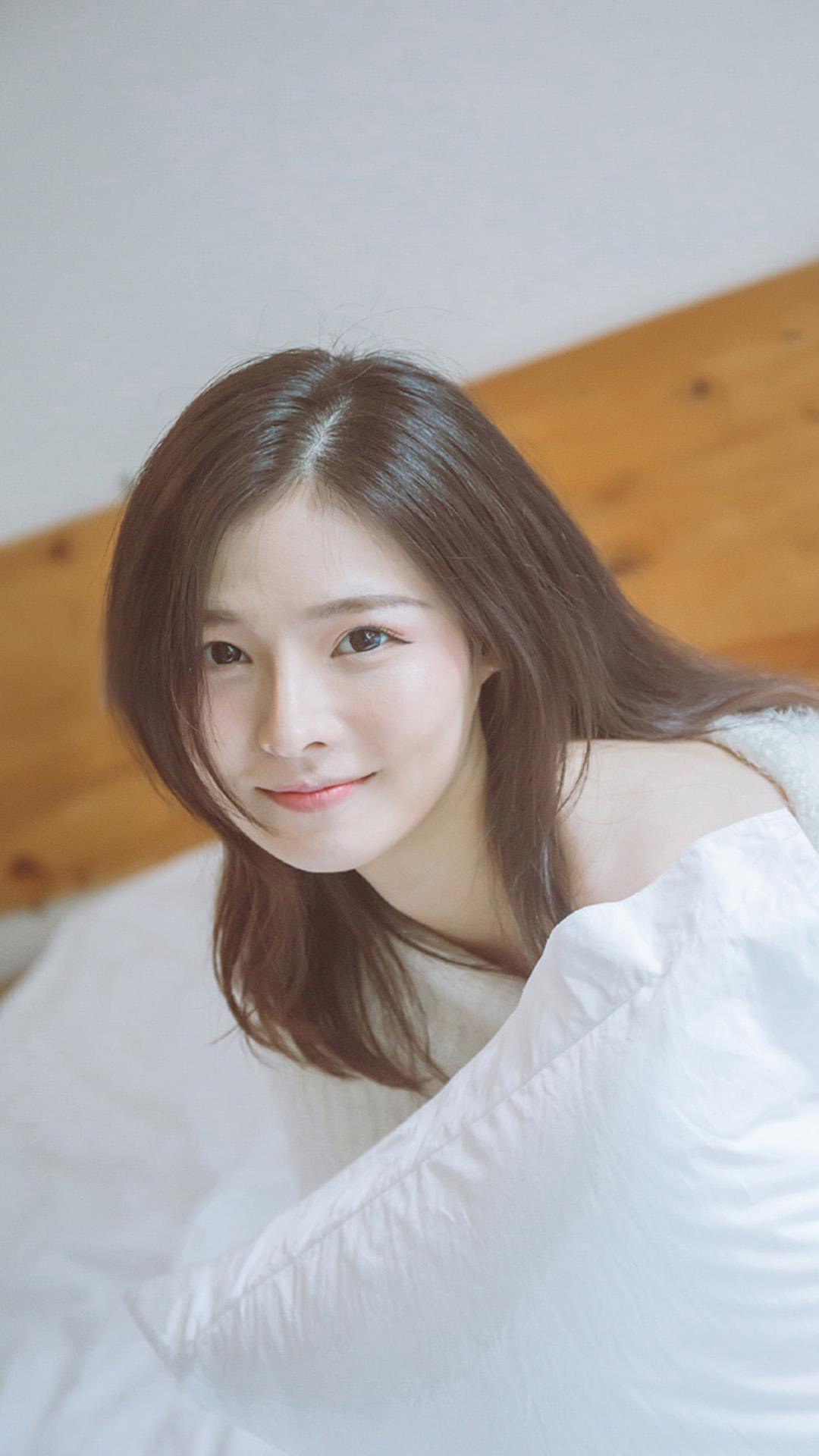 性感美女香肩长腿诱人写真图片手机壁纸