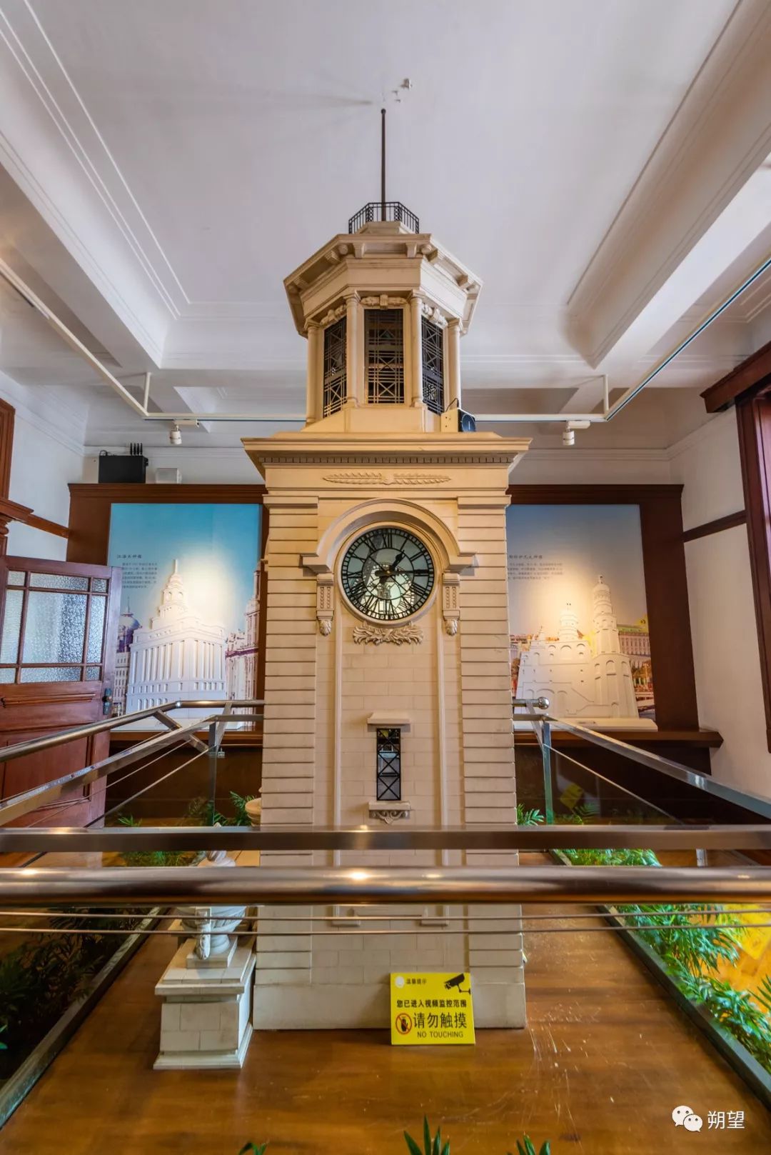 钟楼模型展示了内部结构,机件由瑞士蔡氏土麦士钟表厂制造.