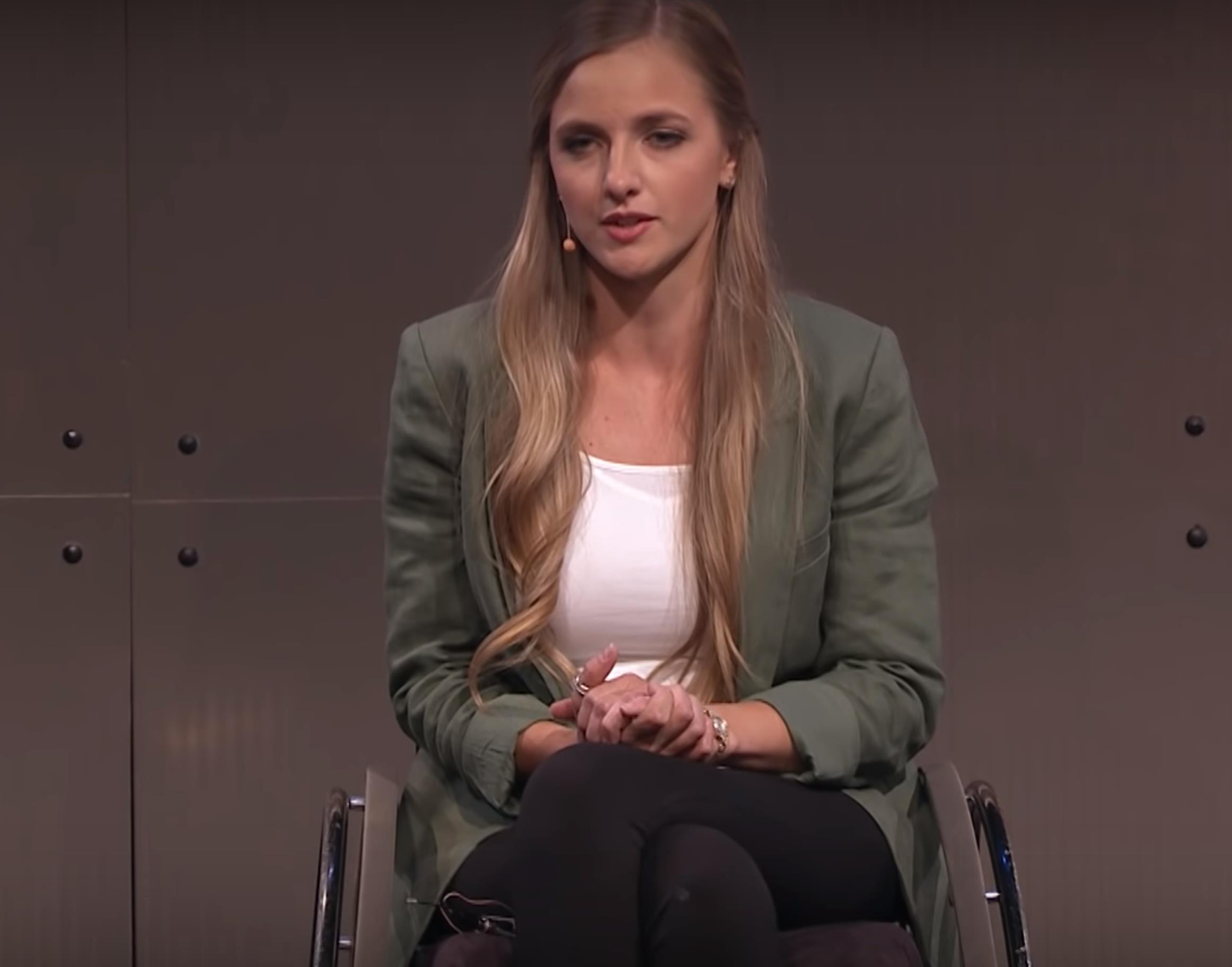 女子双腿残疾却开着特斯拉上了高速路