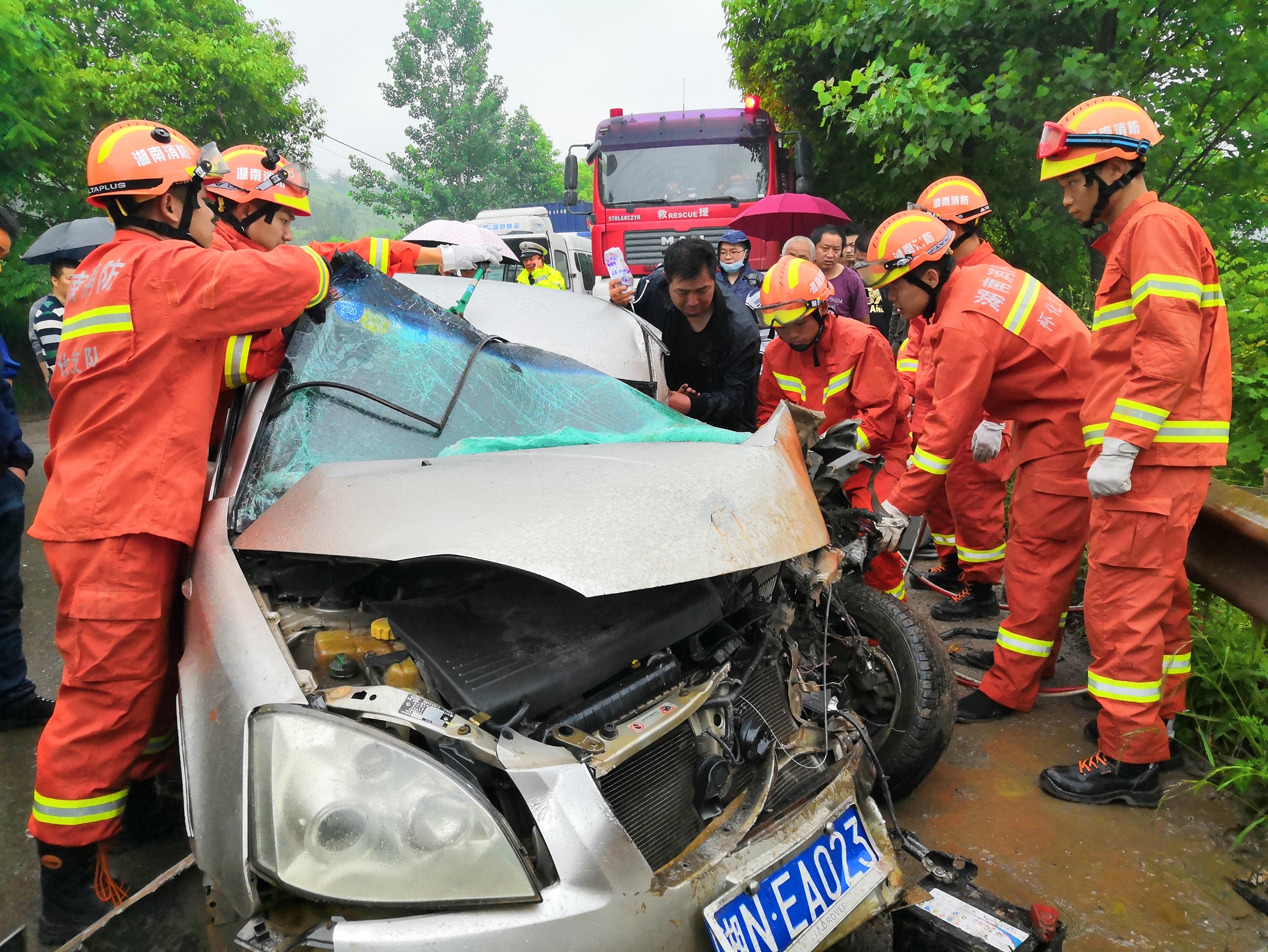 湖南怀化:雨天视线模糊两车相撞 消防破拆救援